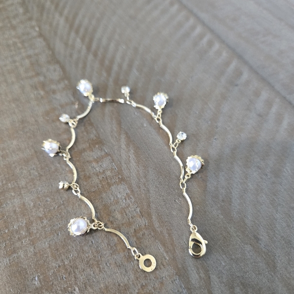 Elegant New Gold Tone Bracelet with Faux Pearl And Rhinestone Accents - Picture 3 of 6